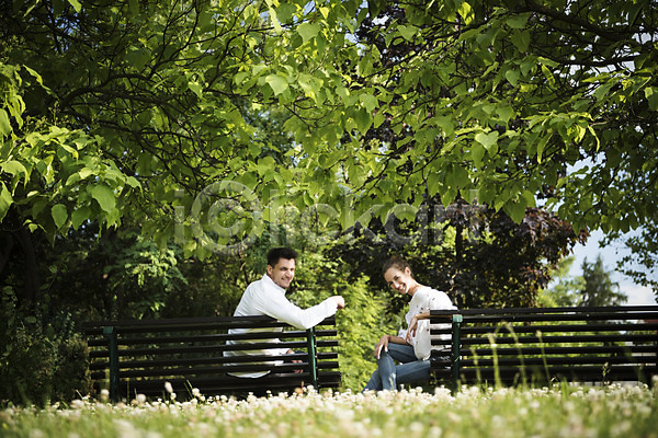 20대 남자 두명 서양인 성인 여자 JPG 아웃포커스 옆모습 포토 나무 데이트 미소(표정) 벤치 상반신 앉기 야외 유럽 잔디 주간 체코 커플 프라하