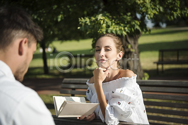 휴식 20대 남자 두명 서양인 성인 여자 JPG 뒷모습 아웃포커스 앞모습 포토 공원 나무 데이트 들기 미소(표정) 벤치 상반신 앉기 야외 유럽 잔디 주간 책 체코 커플 탁자 턱괴기 프라하
