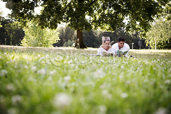 휴식 20대 남자 두명 서양인 성인 여자 JPG 아웃포커스 앞모습 포토 공원 나무 데이트 독서 상반신 야외 엎드리기 유럽 잔디 주간 책 체코 커플 프라하