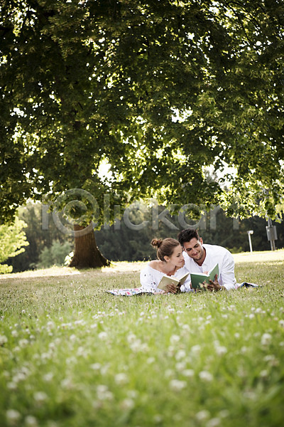휴식 20대 남자 두명 서양인 성인 여자 JPG 아웃포커스 앞모습 포토 공원 나무 데이트 독서 상반신 야외 엎드리기 유럽 잔디 주간 책 체코 커플 프라하