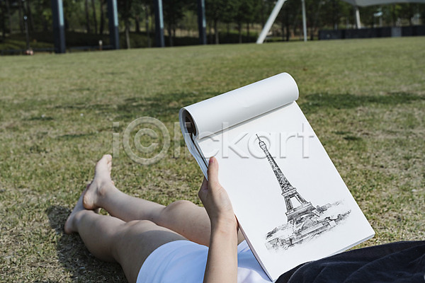 성인 성인여자한명만 신체부위 여자 한명 PSD 앞모습 편집이미지 공책 다리 드로잉 들기 목업 스케치 스케치북 앉기 에펠탑 잔디 팔