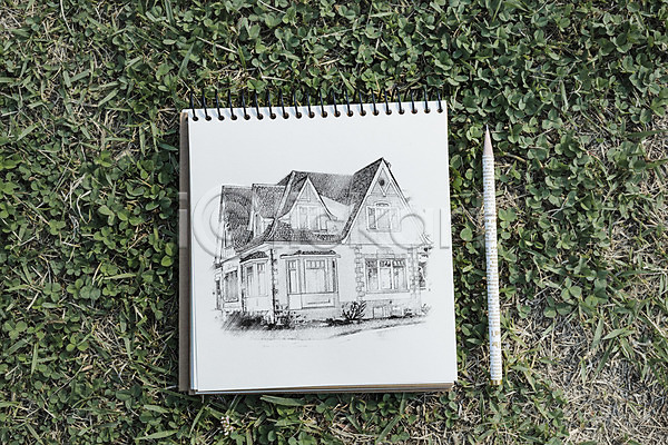 사람없음 PSD 편집이미지 하이앵글 공책 드로잉 목업 스케치 스케치북 연필 잔디 주택
