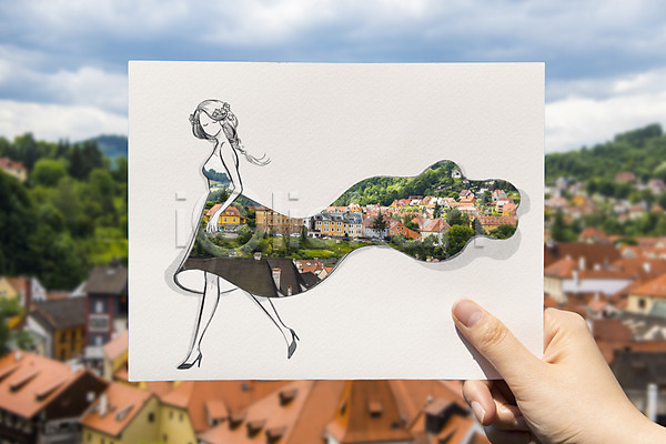 신체부위 여자 한명 PSD 포토일러 건물 나무 드레스 들기 손 옷 유럽 종이 지붕 체코 패션 풍경(경치) 해외 해외풍경
