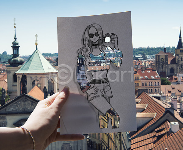 신체부위 여자 한명 PSD 포토일러 건물 나무 들기 상의 손 옷 유럽 종이 지붕 체코 패션 풍경(경치) 해외 해외풍경
