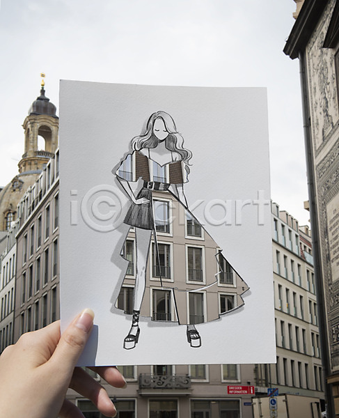 신체부위 여자 한명 PSD 포토일러 건물 드레스 들기 손 옷 유럽 종이 체코 패션 풍경(경치) 해외 해외풍경