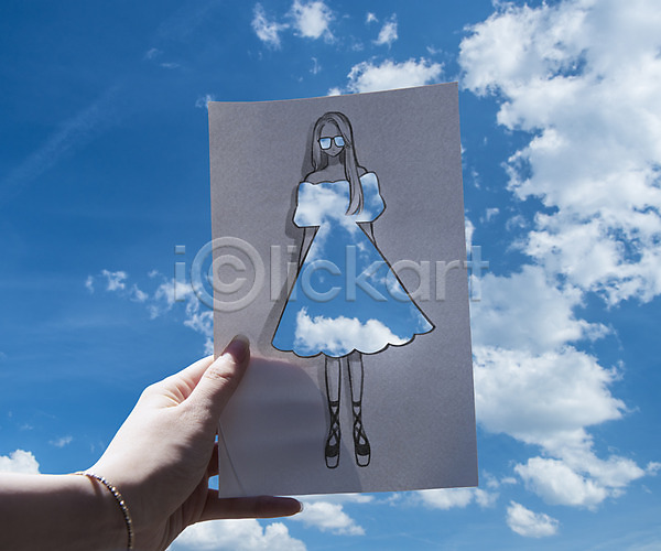 신체부위 여자 한명 PSD 포토일러 구름(자연) 들기 손 옷 원피스 유럽 종이 체코 패션 풍경(경치) 하늘 해외 해외풍경