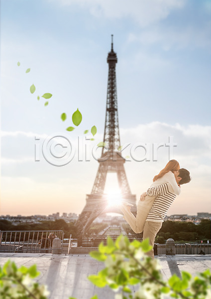 20대 30대 남자 두명 성인 성인만 여자 한국인 PSD 옆모습 편집이미지 구름(자연) 나뭇잎 노을 에펠탑 여행 커플 편집 포옹 하늘 해외여행 햇빛