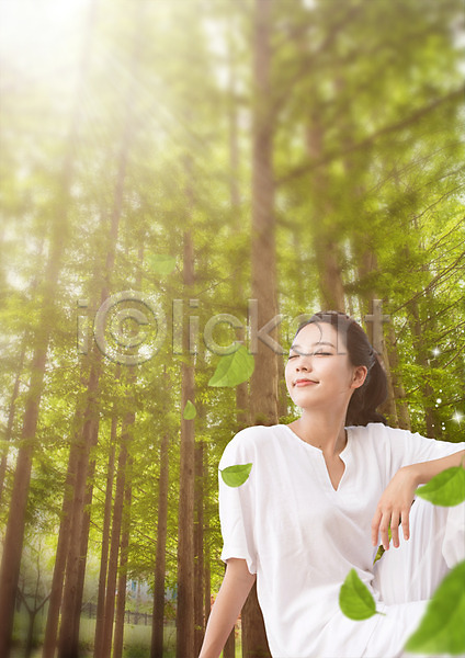 휴식 20대 성인 성인여자한명만 여자 한국인 한명 PSD 편집이미지 나무 나뭇잎 눈감음 삼림욕 숲 앉기 편집