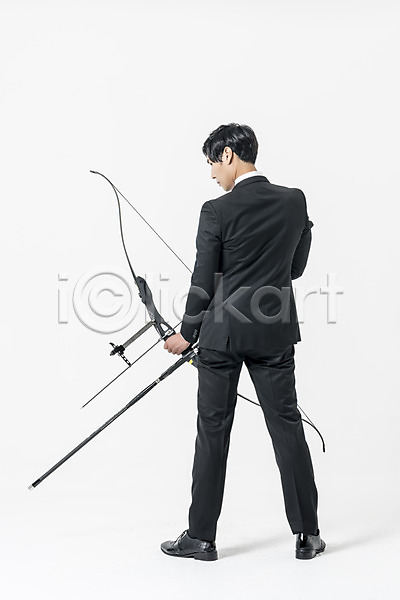 20대 남자 성인 성인남자한명만 한국인 한명 JPG 뒷모습 포토 들기 비즈니스맨 서기 스튜디오촬영 실내 양궁 전신 정장 화살 활
