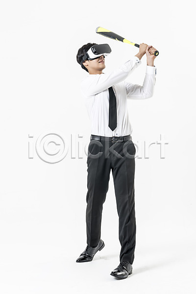 스마트 20대 남자 성인 성인남자한명만 한국인 한명 JPG 앞모습 포토 3D안경 VR기기 가상현실 들기 비즈니스맨 서기 스윙 스튜디오촬영 실내 야구 야구방망이 오큘러스 전신 정장