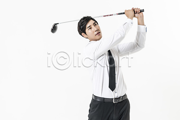 20대 남자 성인 성인남자한명만 한국인 한명 JPG 앞모습 포토 골프 골프채 들기 비즈니스맨 상반신 스윙 스튜디오촬영 실내 정장