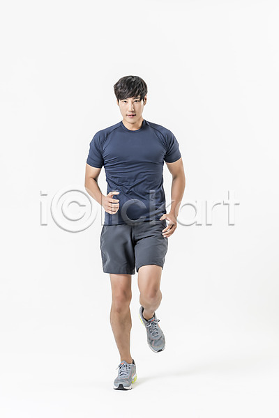 20대 남자 성인 성인남자한명만 한국인 한명 JPG 앞모습 포토 달리기 서기 스튜디오촬영 실내 운동복 육상선수 육상스포츠 전신