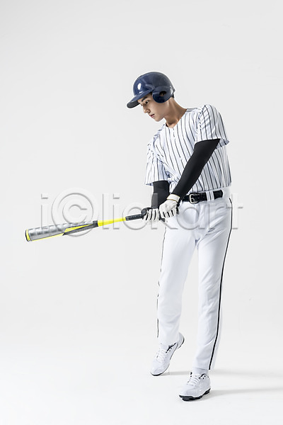 20대 남자 성인 성인남자한명만 한국인 한명 JPG 앞모습 포토 들기 서기 스윙 스튜디오촬영 실내 야구 야구방망이 야구복 야구선수 야구헬멧 전신 타자(야구)