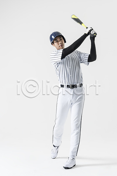 20대 남자 성인 성인남자한명만 한국인 한명 JPG 앞모습 포토 들기 서기 스윙 스튜디오촬영 실내 야구 야구방망이 야구복 야구선수 야구헬멧 전신 타자(야구)
