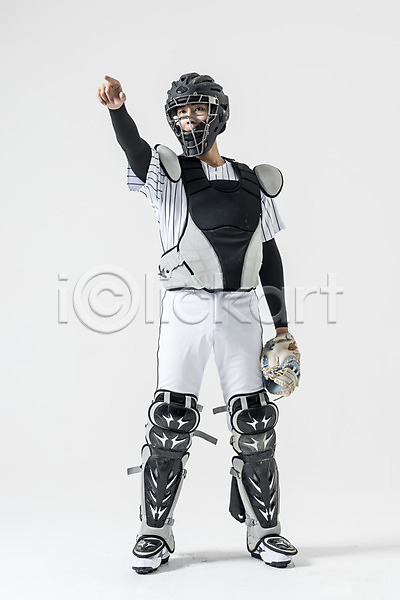 20대 남자 성인 성인남자한명만 한국인 한명 JPG 앞모습 포토 가리킴 보호장비 서기 스튜디오촬영 실내 야구 야구글러브 야구복 야구선수 전신 포수 헬멧