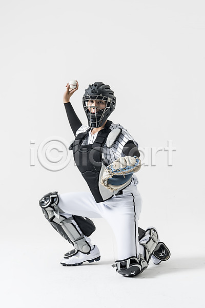 20대 남자 성인 성인남자한명만 한국인 한명 JPG 앞모습 포토 던지기 보호장비 스튜디오촬영 실내 앉기 야구 야구공 야구글러브 야구복 야구선수 전신 포수 헬멧