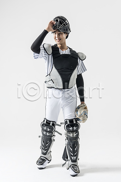 20대 남자 성인 성인남자한명만 한국인 한명 JPG 앞모습 포토 보호장비 서기 스튜디오촬영 실내 야구 야구글러브 야구복 야구선수 웃음 전신 포수 헬멧