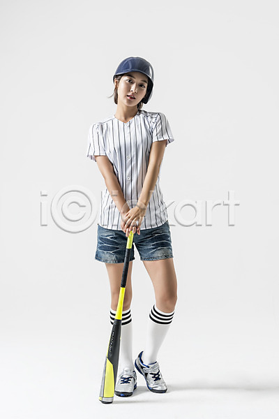 20대 성인 성인여자한명만 여자 한국인 한명 JPG 앞모습 포토 서기 스튜디오촬영 실내 야구 야구방망이 야구복 야구헬멧 잡기 전신