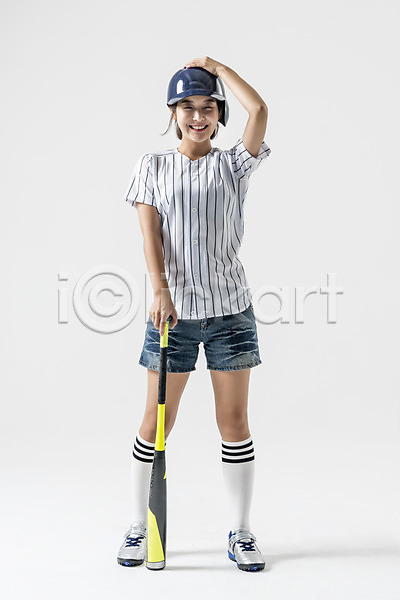 20대 성인 성인여자한명만 여자 한국인 한명 JPG 앞모습 포토 서기 스튜디오촬영 실내 야구 야구방망이 야구복 야구헬멧 웃음 잡기 전신