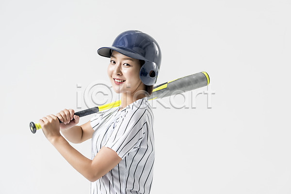 20대 성인 성인여자한명만 여자 한국인 한명 JPG 옆모습 포토 들기 상반신 스튜디오촬영 실내 야구 야구방망이 야구복 야구헬멧 웃음