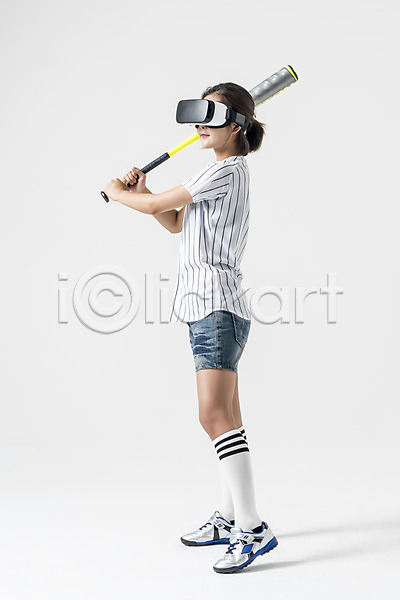 스마트 20대 성인 성인여자한명만 여자 한국인 한명 JPG 옆모습 포토 3D안경 VR기기 가상현실 들기 서기 스튜디오촬영 실내 야구 야구방망이 야구복 오큘러스 전신