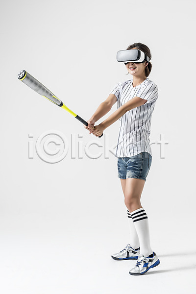 스마트 20대 성인 성인여자한명만 여자 한국인 한명 JPG 옆모습 포토 3D안경 VR기기 가상현실 들기 미소(표정) 서기 스튜디오촬영 실내 야구 야구방망이 야구복 오큘러스 전신