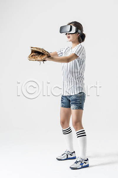 스마트 20대 성인 성인여자한명만 여자 한국인 한명 JPG 옆모습 포토 3D안경 VR기기 가상현실 들기 서기 스튜디오촬영 실내 야구 야구글러브 야구복 오큘러스 전신