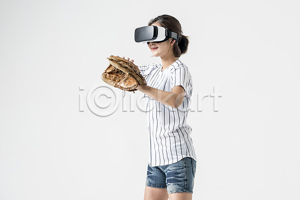 스마트 20대 성인 성인여자한명만 여자 한국인 한명 JPG 옆모습 포토 3D안경 VR기기 가상현실 들기 상반신 스튜디오촬영 실내 야구 야구글러브 야구복 오큘러스