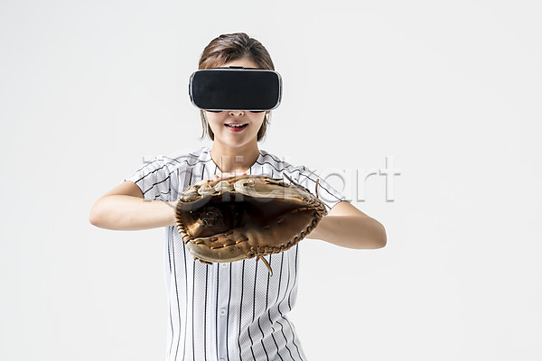 스마트 20대 성인 성인여자한명만 여자 한국인 한명 JPG 앞모습 포토 3D안경 VR기기 가상현실 들기 미소(표정) 상반신 스튜디오촬영 실내 야구 야구글러브 야구복 오큘러스