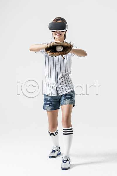 스마트 20대 성인 성인여자한명만 여자 한국인 한명 JPG 앞모습 포토 3D안경 VR기기 가상현실 들기 미소(표정) 서기 스튜디오촬영 실내 야구 야구공 야구글러브 야구복 오큘러스 전신