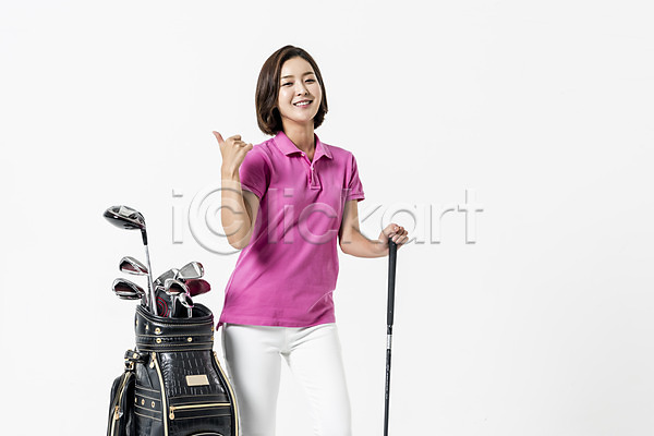 20대 성인 성인여자한명만 여자 한국인 한명 JPG 앞모습 포토 골프 골프가방 골프웨어 골프채 상반신 손짓 스튜디오촬영 실내 웃음 최고