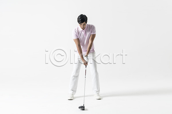20대 남자 성인 성인남자한명만 한국인 한명 JPG 앞모습 포토 골프 골프웨어 골프채 서기 스윙 스튜디오촬영 실내 전신