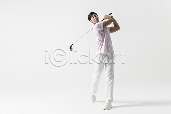 20대 남자 성인 성인남자한명만 한국인 한명 JPG 앞모습 포토 골프 골프웨어 골프장갑 골프채 서기 스윙 스튜디오촬영 실내 전신