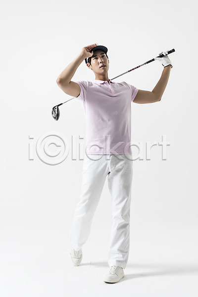 20대 남자 성인 성인남자한명만 한국인 한명 JPG 앞모습 포토 골프 골프웨어 골프장갑 골프채 모자(잡화) 서기 스윙 스튜디오촬영 실내 응시 전신