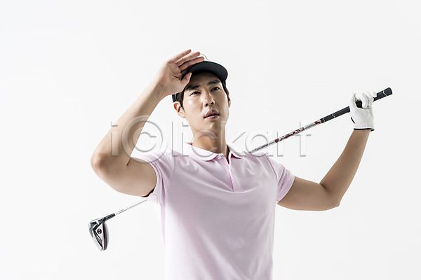 20대 남자 성인 성인남자한명만 한국인 한명 JPG 앞모습 포토 골프 골프웨어 골프장갑 골프채 들기 모자(잡화) 상반신 스윙 스튜디오촬영 실내 응시