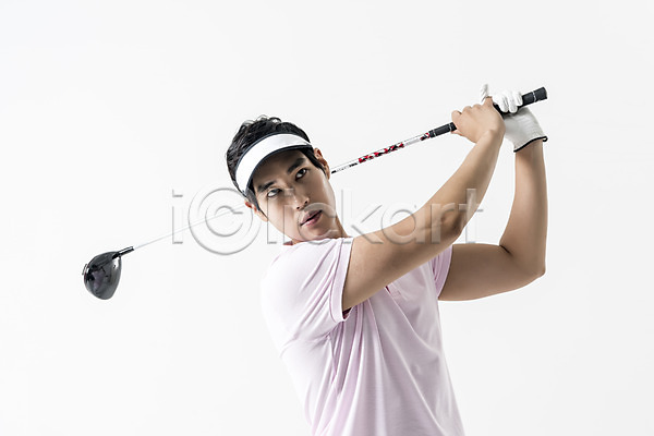20대 남자 성인 성인남자한명만 한국인 한명 JPG 앞모습 포토 골프 골프웨어 골프장갑 골프채 들기 모자(잡화) 상반신 스윙 스튜디오촬영 실내 응시