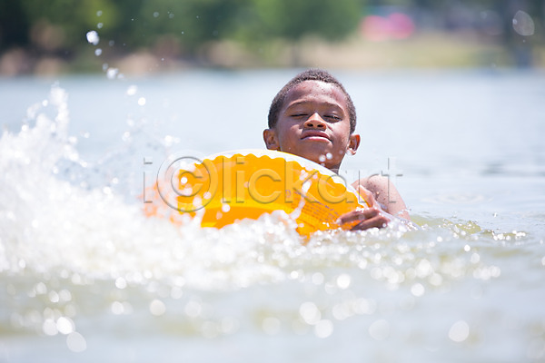 남자 서양인 소년 소년만 소년한명만 어린이 한명 흑인 JPG 아웃포커스 앞모습 포토 강 물놀이 상반신 수영 야외 어린이라이프 여름(계절) 주간 튜브