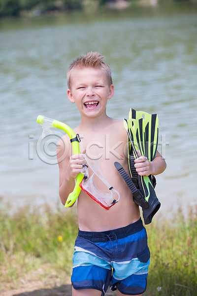 남자 서양인 소년 소년만 소년한명만 어린이 한명 JPG 아웃포커스 앞모습 포토 강 들기 물놀이 물안경 서기 수영복 스노클링 스노클링용품 야외 어린이라이프 여름(계절) 오리발 웃음 주간