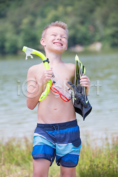 남자 서양인 소년 소년만 소년한명만 어린이 한명 JPG 아웃포커스 앞모습 포토 강 들기 물놀이 물안경 서기 수영복 스노클링 스노클링용품 야외 어린이라이프 여름(계절) 오리발 웃음 주간