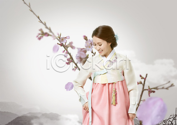 30대 성인 성인여자한명만 여자 한국인 한명 PSD 편집이미지 구름(자연) 꽃 나뭇가지 명절 산 상반신 웃음 편집 하늘 한국전통 한복