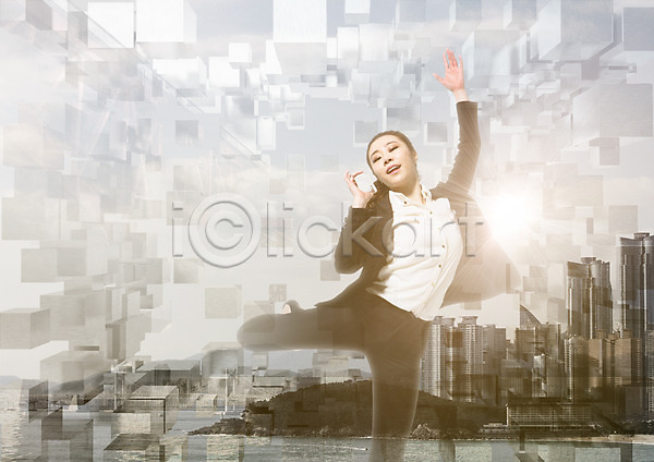 20대 성인 성인여자한명만 여자 한국인 한명 PSD 편집이미지 4차산업 다리들기 도시 바다 블록 비즈니스우먼 빌딩 춤 통화 편집 햇빛