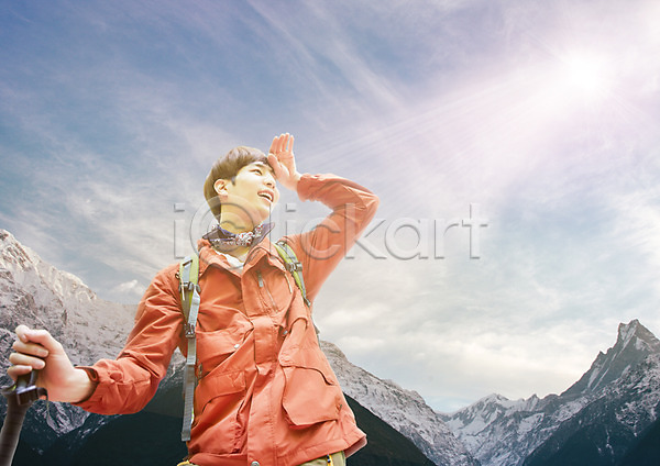 20대 남자 성인 성인남자한명만 한국인 한명 PSD 편집이미지 구름(자연) 등산 등산복 땀흘리기 배낭 산 상반신 여행 웃음 편집 하늘 햇빛