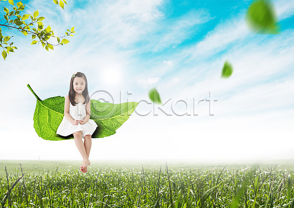 소녀(어린이) 소녀한명만 어린이 여자 한국인 한명 PSD 편집이미지 구름(자연) 나뭇가지 나뭇잎 앉기 웃음 자연 잔디 전신 편집 하늘
