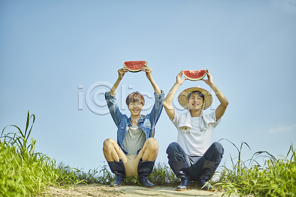 20대 남자 두명 성인 성인남자만 한국인 JPG 앞모습 포토 귀농 농부 농촌 들기 미소(표정) 수박 시골 앉기 야외 양주(한국) 여름음식 전신 제철과일 제철음식 주간 청년농부 친구 하늘