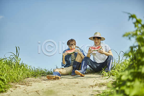 20대 남자 두명 성인 성인남자만 한국인 JPG 아웃포커스 앞모습 포토 귀농 농부 농촌 먹기 미소(표정) 수박 시골 앉기 야외 양주(한국) 여름음식 전신 제철과일 제철음식 주간 청년농부 친구