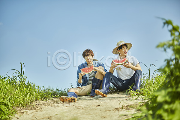 20대 남자 두명 성인 성인남자만 한국인 JPG 아웃포커스 앞모습 포토 귀농 농부 농촌 들기 먹기 미소(표정) 수박 시골 앉기 야외 양주(한국) 여름음식 전신 제철과일 제철음식 주간 청년농부 친구