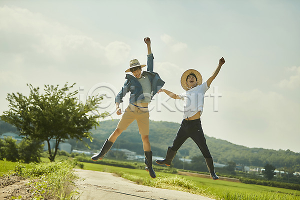 즐거움 20대 남자 두명 성인 성인남자만 한국인 JPG 앞모습 포토 귀농 농부 농촌 미소(표정) 서기 손들기 시골 야외 양주(한국) 전신 점프 주간 청년농부 친구