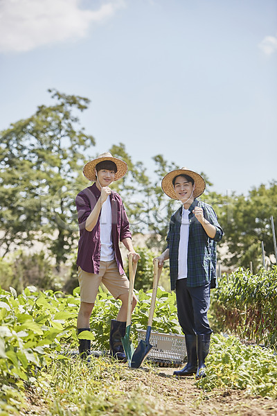 20대 남자 두명 성인 성인남자만 한국인 JPG 아웃포커스 앞모습 포토 귀농 농부 농사 농업 농촌 들기 미소(표정) 바구니 밭 삽 서기 시골 야외 양주(한국) 응원 전신 주간 청년농부 친구 파이팅