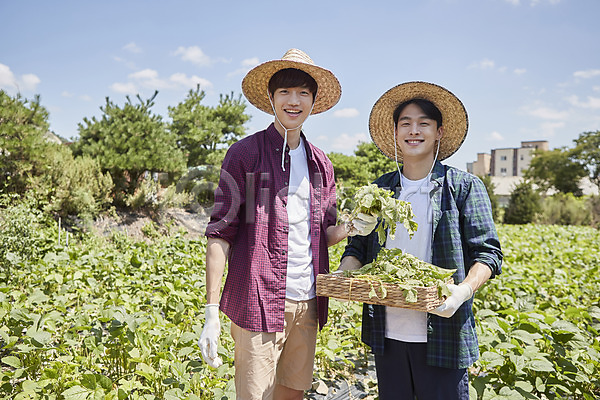 20대 남자 두명 성인 성인남자만 한국인 JPG 앞모습 포토 귀농 농부 농사 농업 농작물 농촌 들기 미소(표정) 밭 상반신 서기 시골 야외 양주(한국) 주간 청년농부 친구