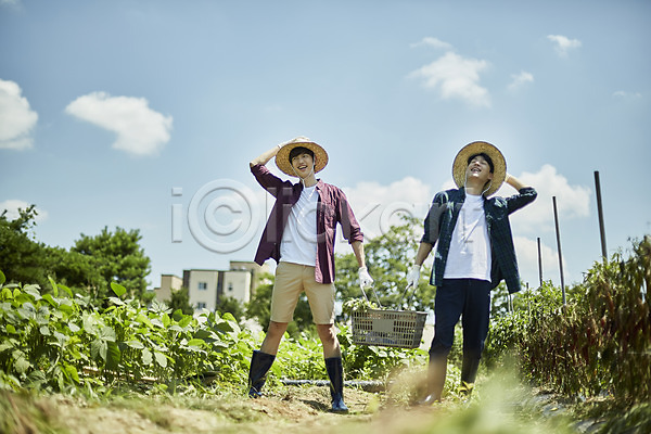 20대 남자 두명 성인 성인남자만 한국인 JPG 아웃포커스 앞모습 포토 귀농 농부 농사 농업 농촌 들기 미소(표정) 바구니 밭 서기 시골 야외 양주(한국) 전신 주간 청년농부 친구